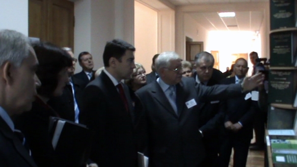 Участники и гости выставки у стенда ДИТБ